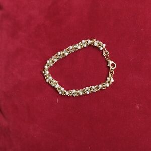 Elegant Gold and Pearl Bracelet